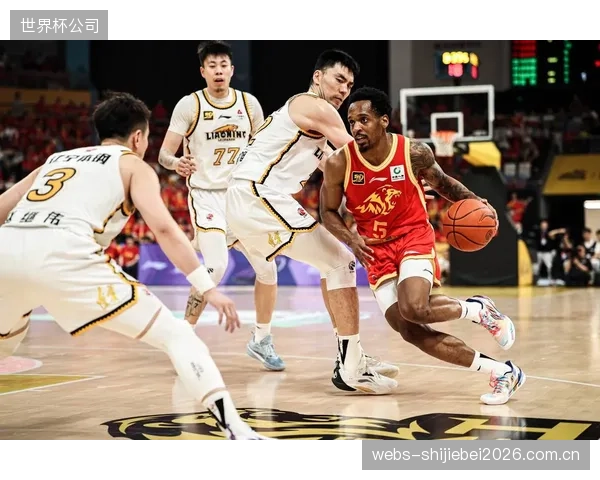 季后赛成为教练组的战术博弈舞台，临场调整和应变能力至关重要。